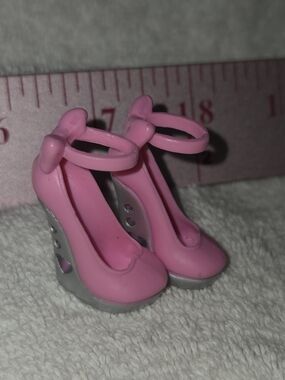 Mattel Monster Draculaura Sqy At The Maul High Pink Doll Ankle-Strap Wedge Heels